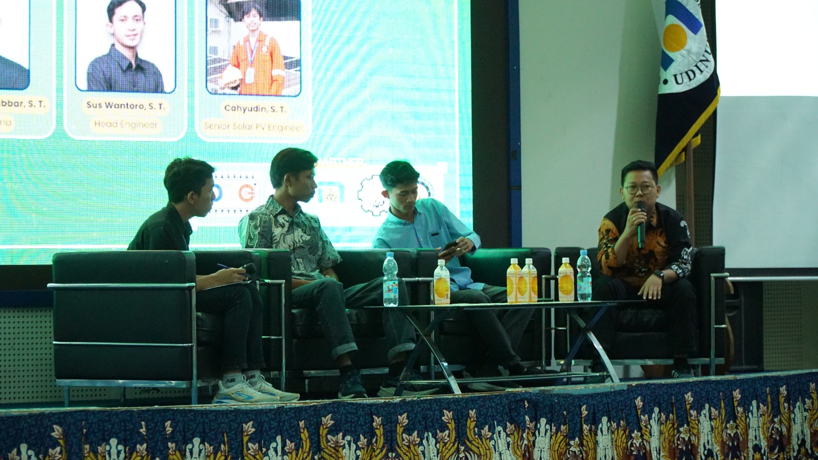 Sesi Menjawab pertanyaan Peserta